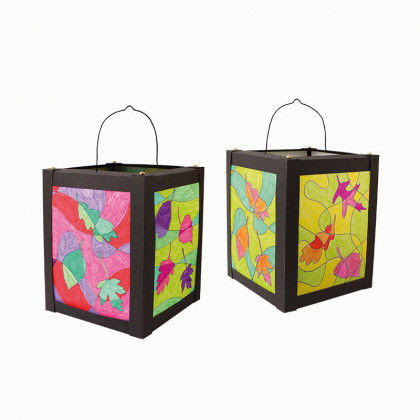 Zwei bunte Papierlaternen